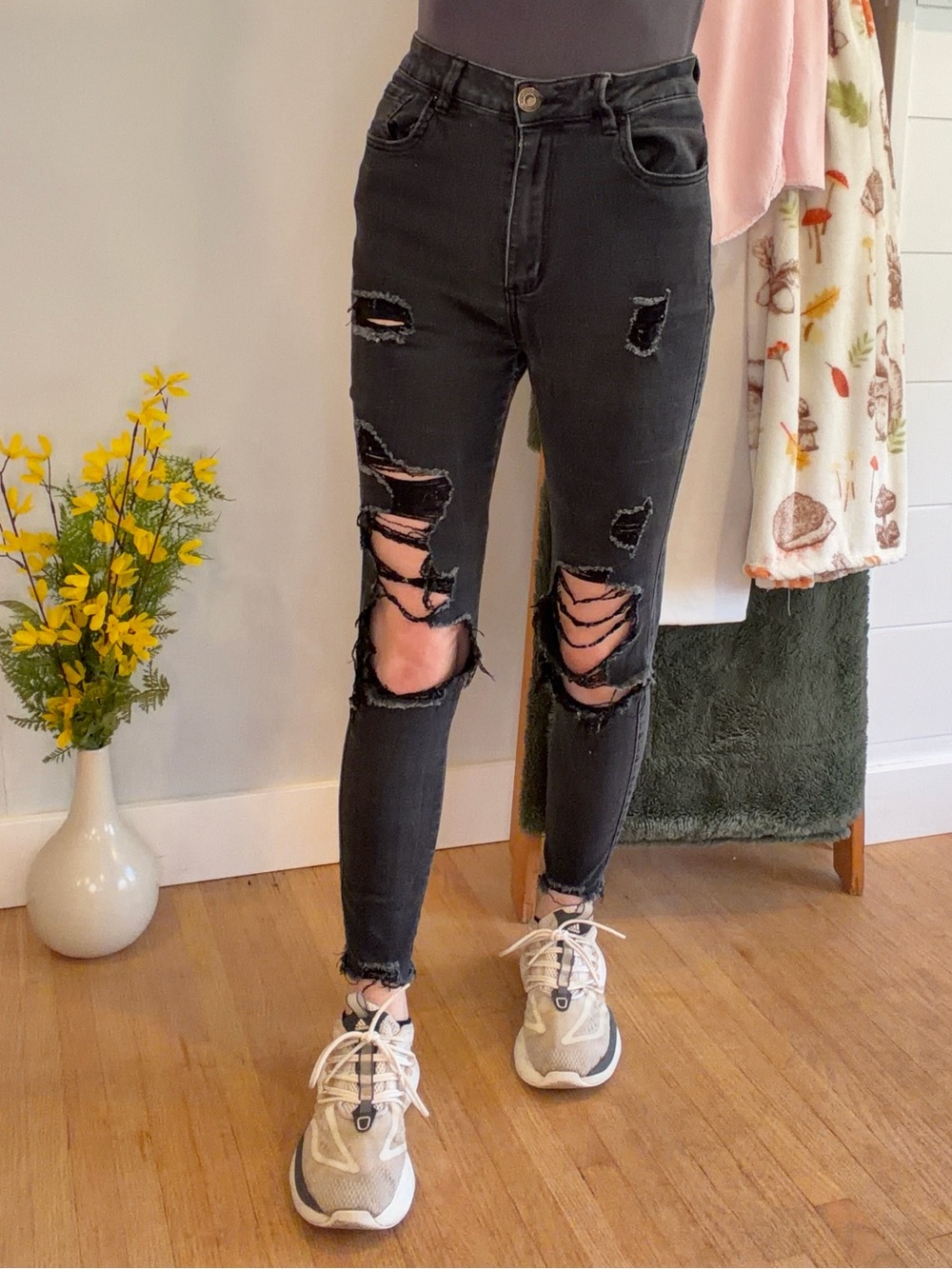SWS DenimCo Stretchy Distressed High Waisted Black Skinny Jeans Size 5